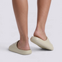 Chanclas de plataforma verdes con gato en relieve, vista trasera