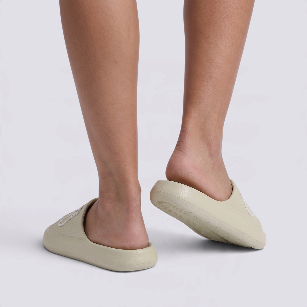Chanclas de plataforma verdes con gato en relieve, vista trasera