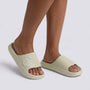 Chanclas de plataforma verdes con gato en relieve, vista frontal