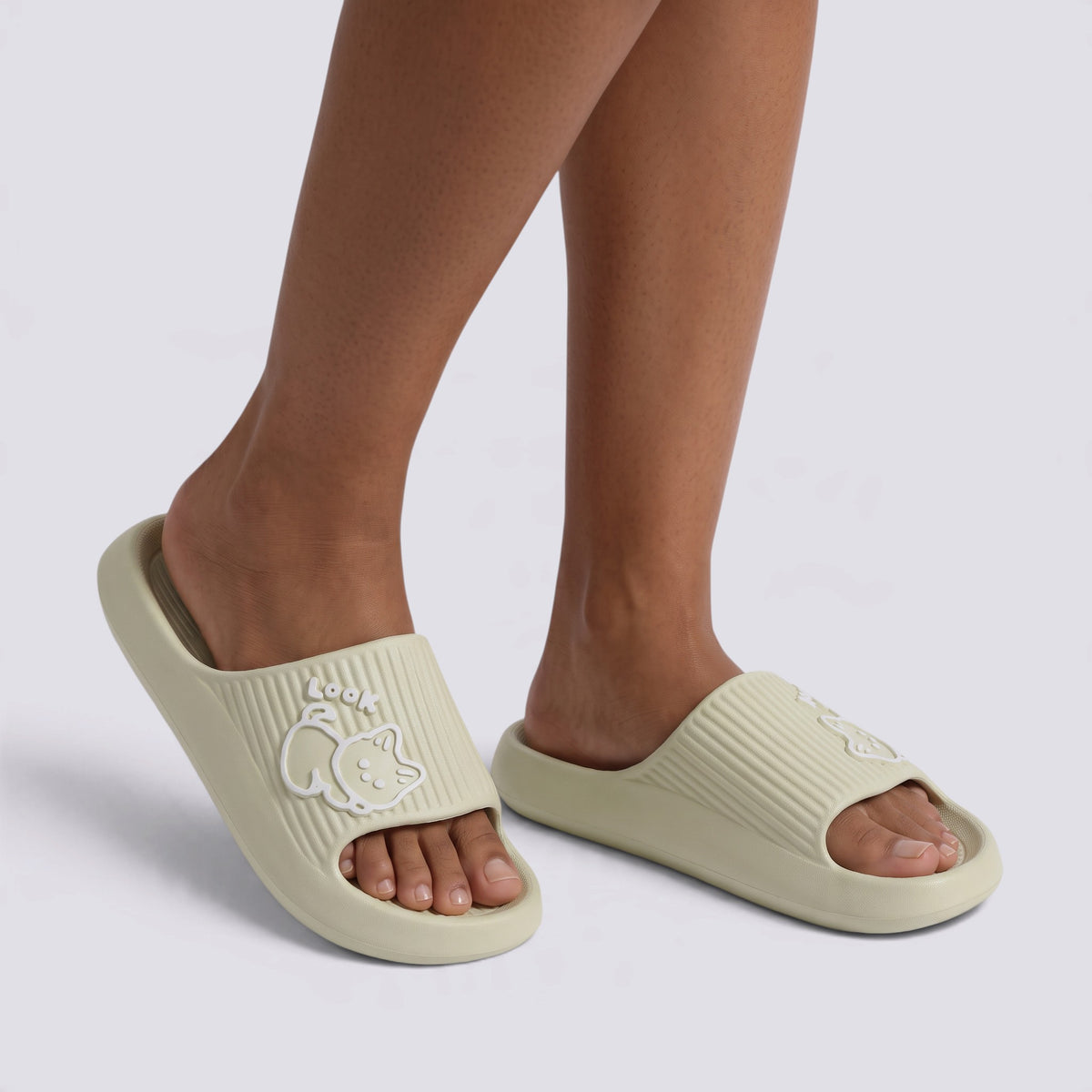 Chanclas de plataforma verdes con gato en relieve, vista frontal