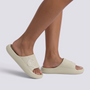 Chanclas de plataforma verdes con gato en relieve, vista lateral