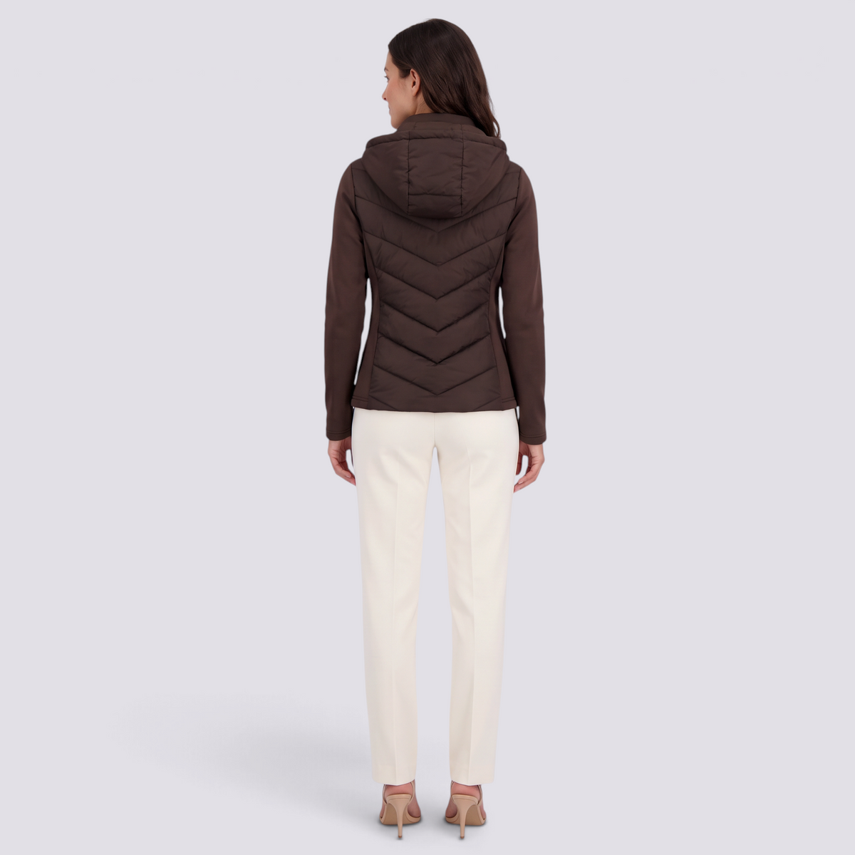 Chaqueta acolchada entallada con capucha en marrón, vista trasera