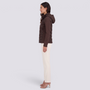 Chaqueta acolchada entallada con capucha en marrón, vista lateral