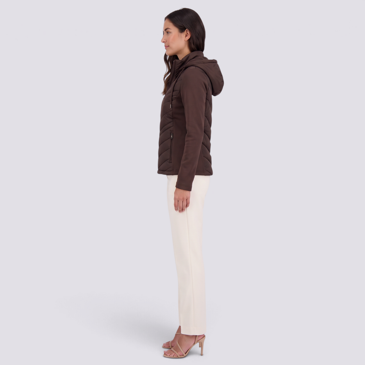 Chaqueta acolchada entallada con capucha en marrón, vista lateral