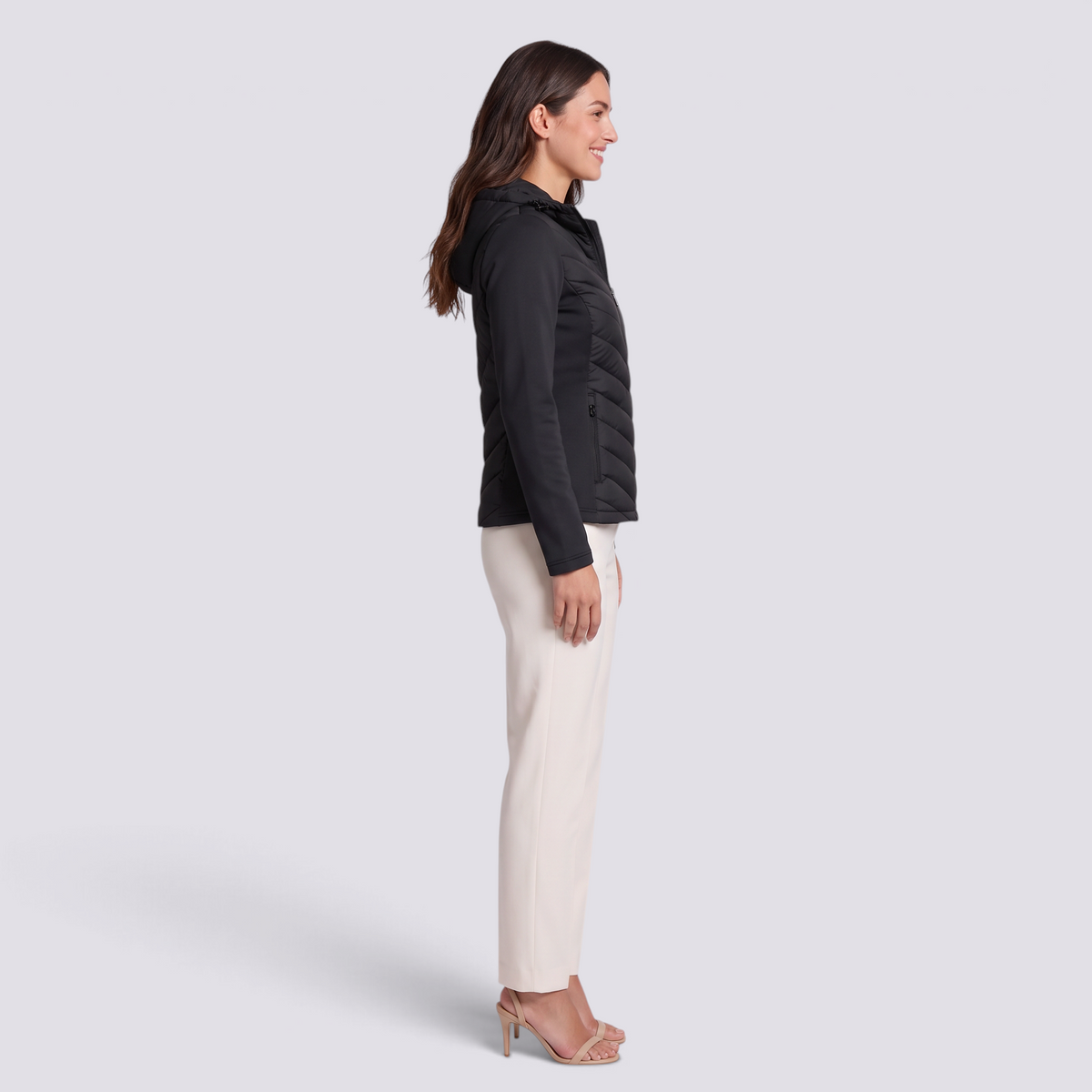 Chaqueta acolchada entallada con capucha en negro, vista lateral