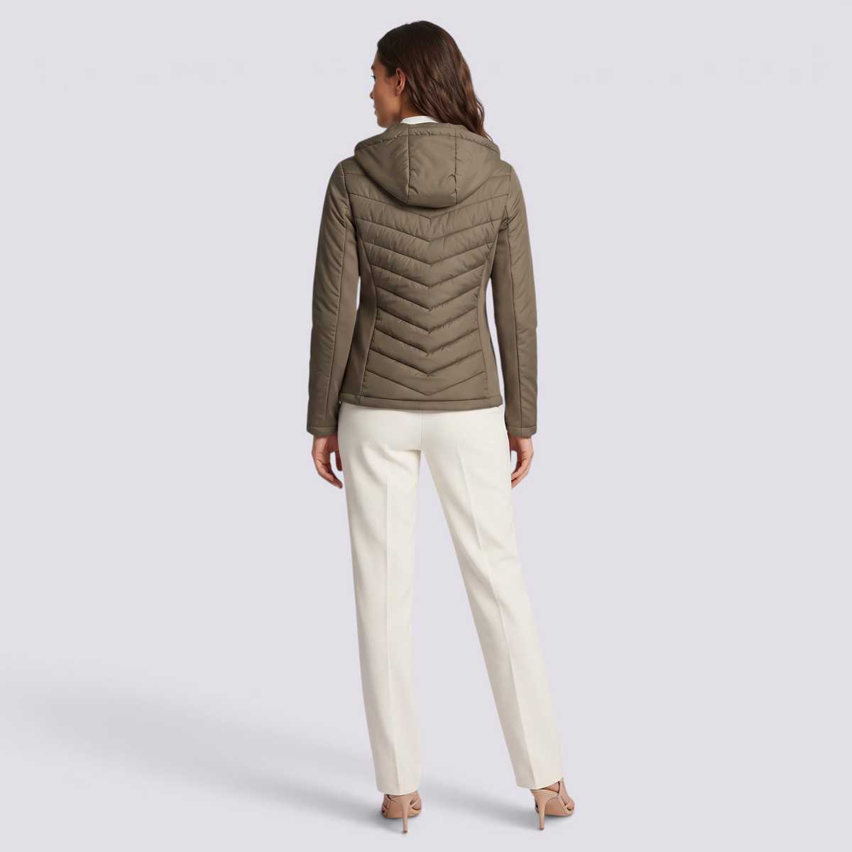 Chaqueta acolchada entallada con capucha en verde oliva, vista trasera