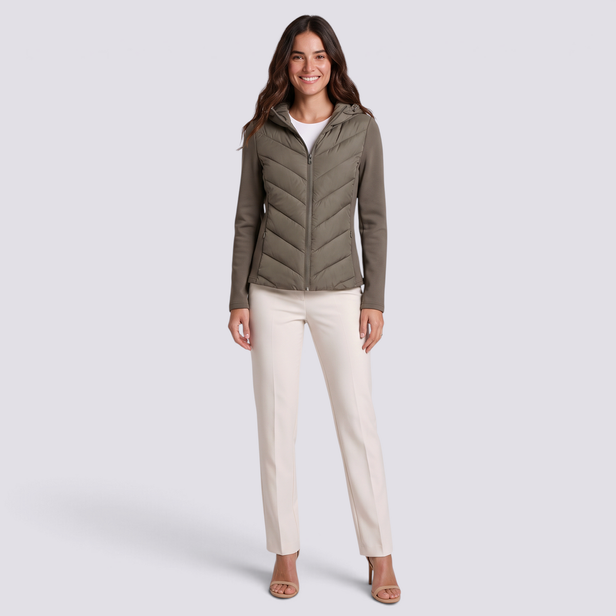Chaqueta acolchada entallada con capucha en verde oliva, vista frontal