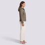 Chaqueta acolchada entallada con capucha en verde oliva, vista lateral