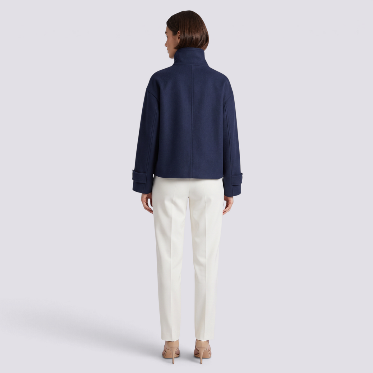 Chaqueta corta de mujer con cuello alto y botones en color azul marino, vista trasera