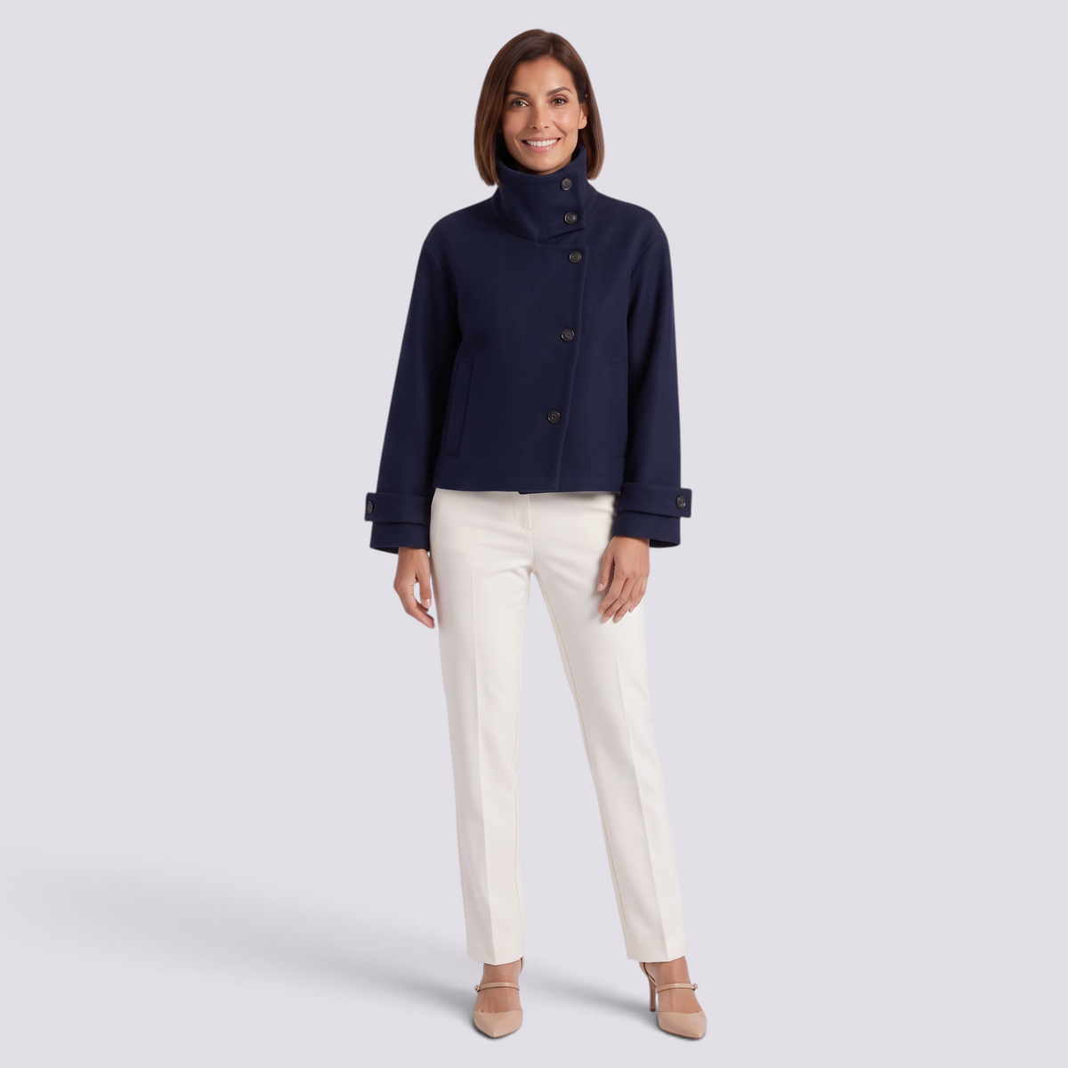 Chaqueta corta de mujer con cuello alto y botones en color azul marino, vista frontal