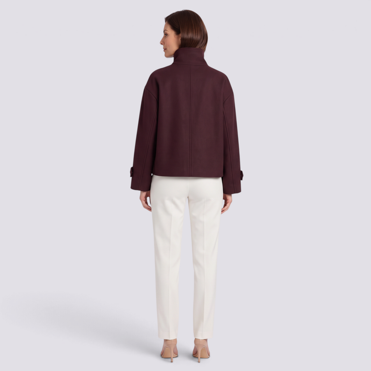Chaqueta corta de mujer con cuello alto y botones en color burdeos, vista trasera