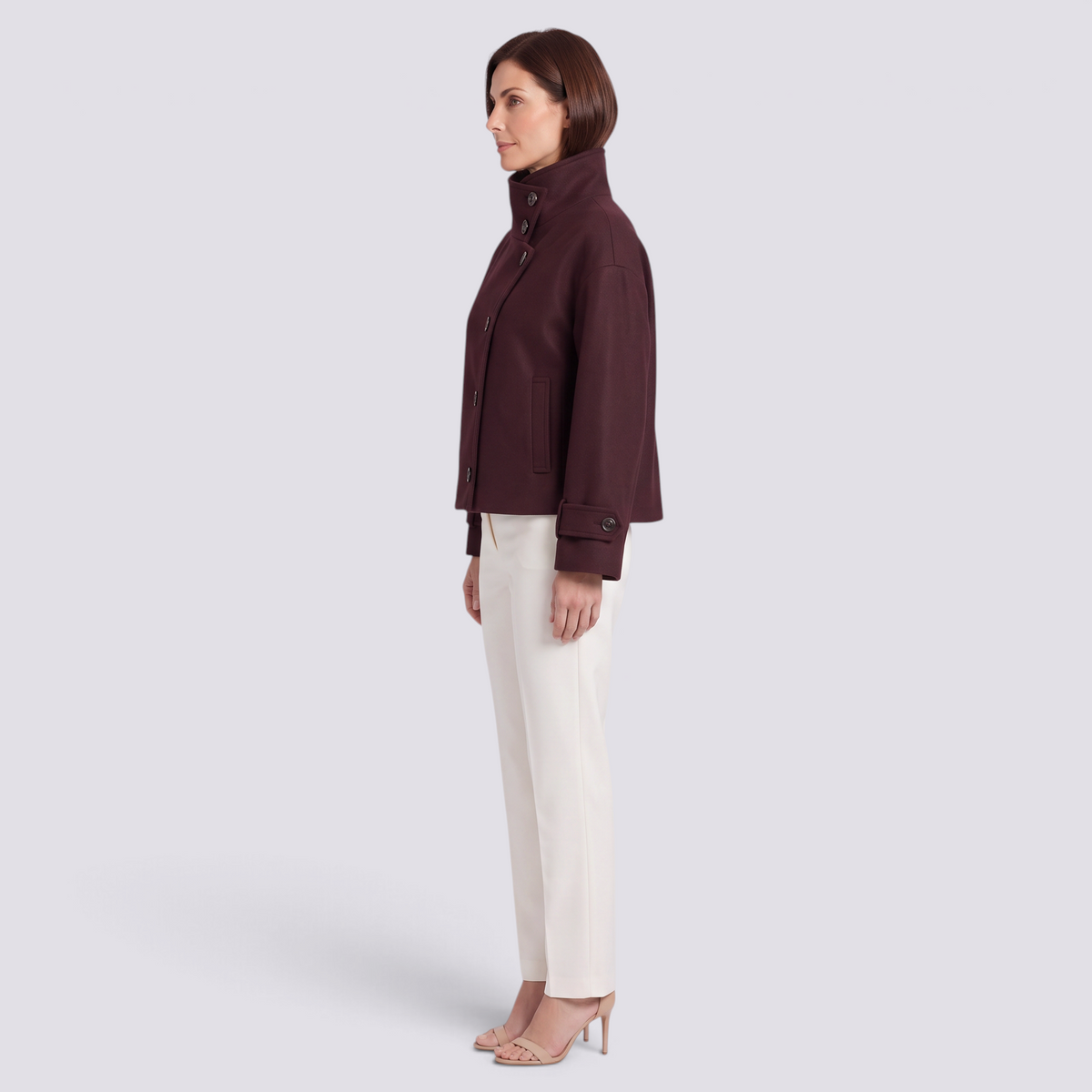Chaqueta corta de mujer con cuello alto y botones en color burdeos, vista lateral
