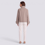 Chaqueta corta de mujer con cuello alto y botones en color caqui, vista trasera