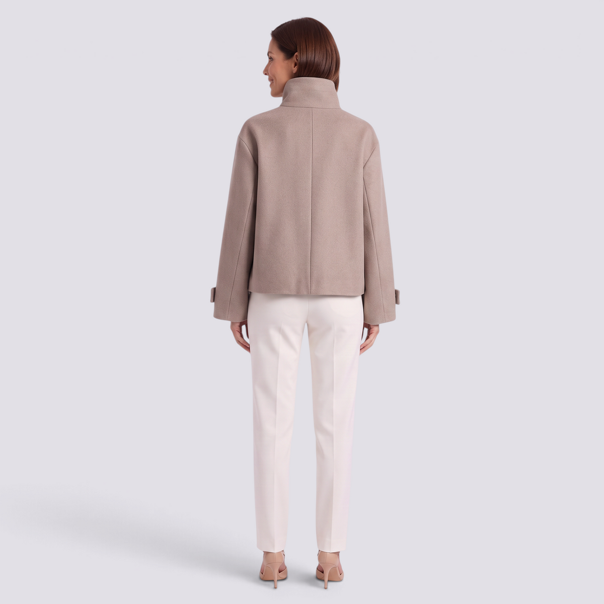 Chaqueta corta de mujer con cuello alto y botones en color caqui, vista trasera