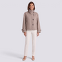 Chaqueta corta de mujer con cuello alto y botones en color caqui, vista frontal