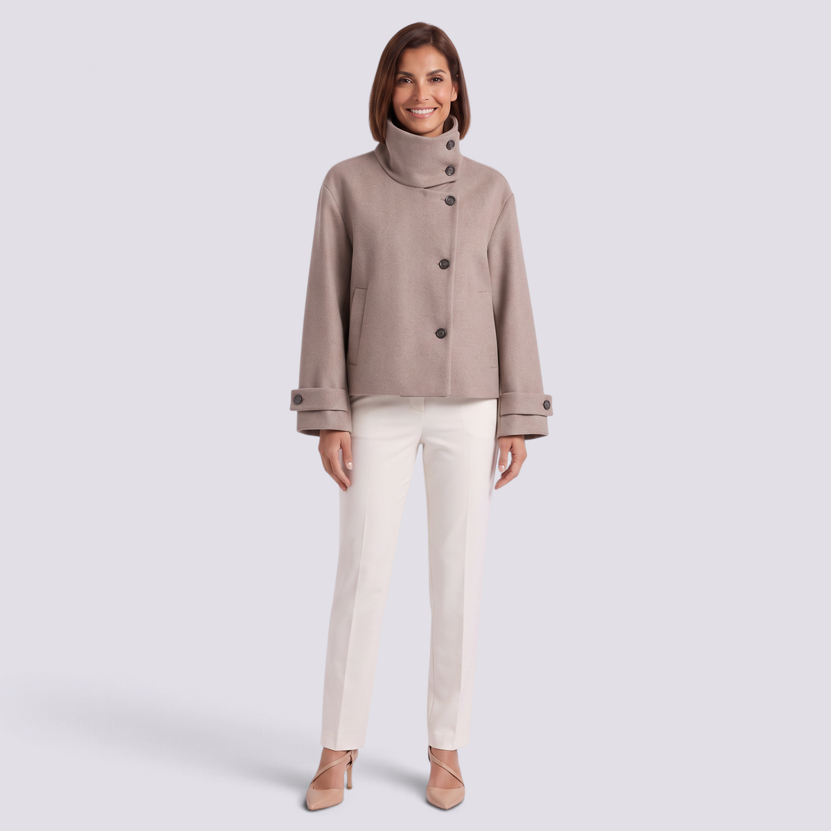 Chaqueta corta de mujer con cuello alto y botones en color caqui, vista frontal