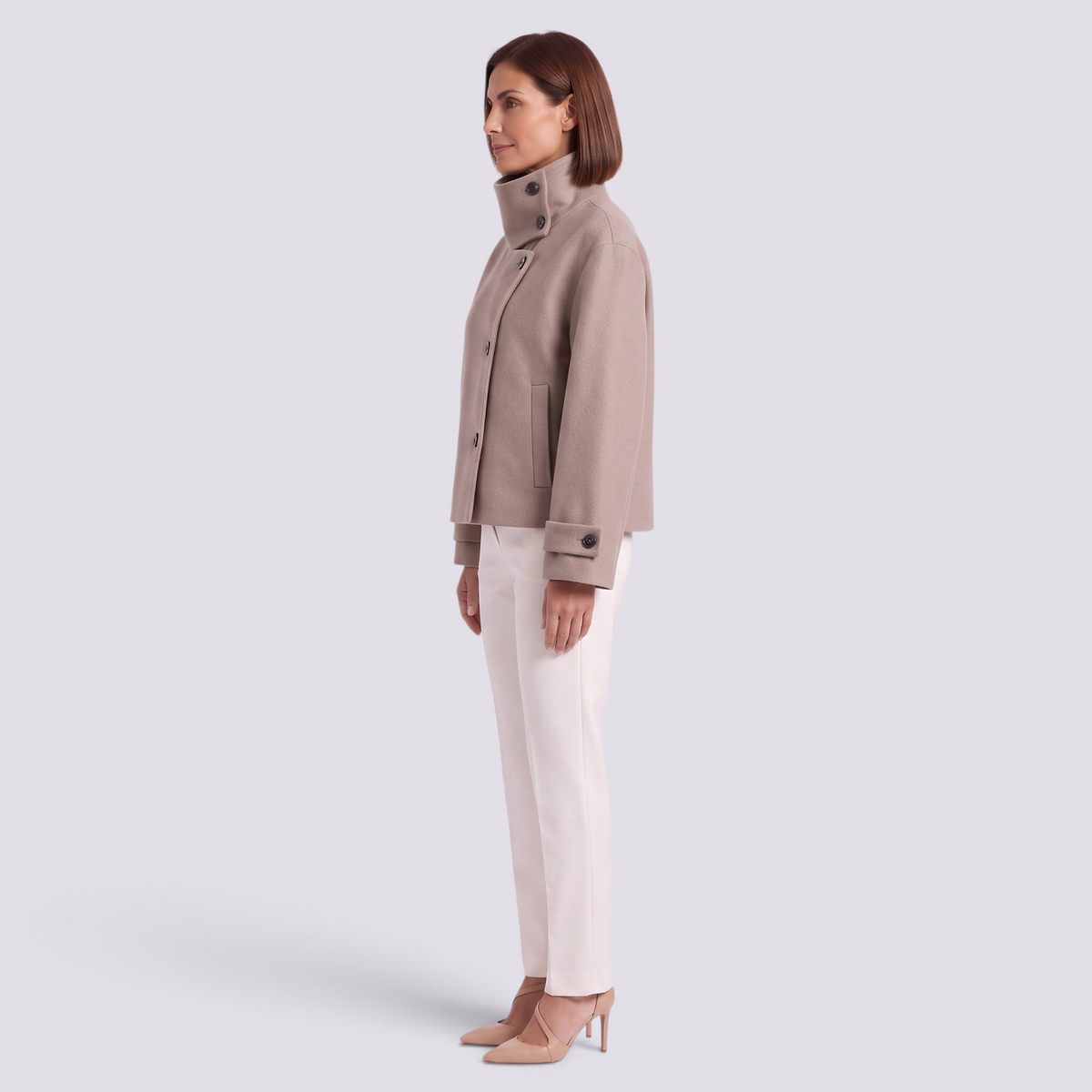 Chaqueta corta de mujer con cuello alto y botones en color caqui, vista lateral