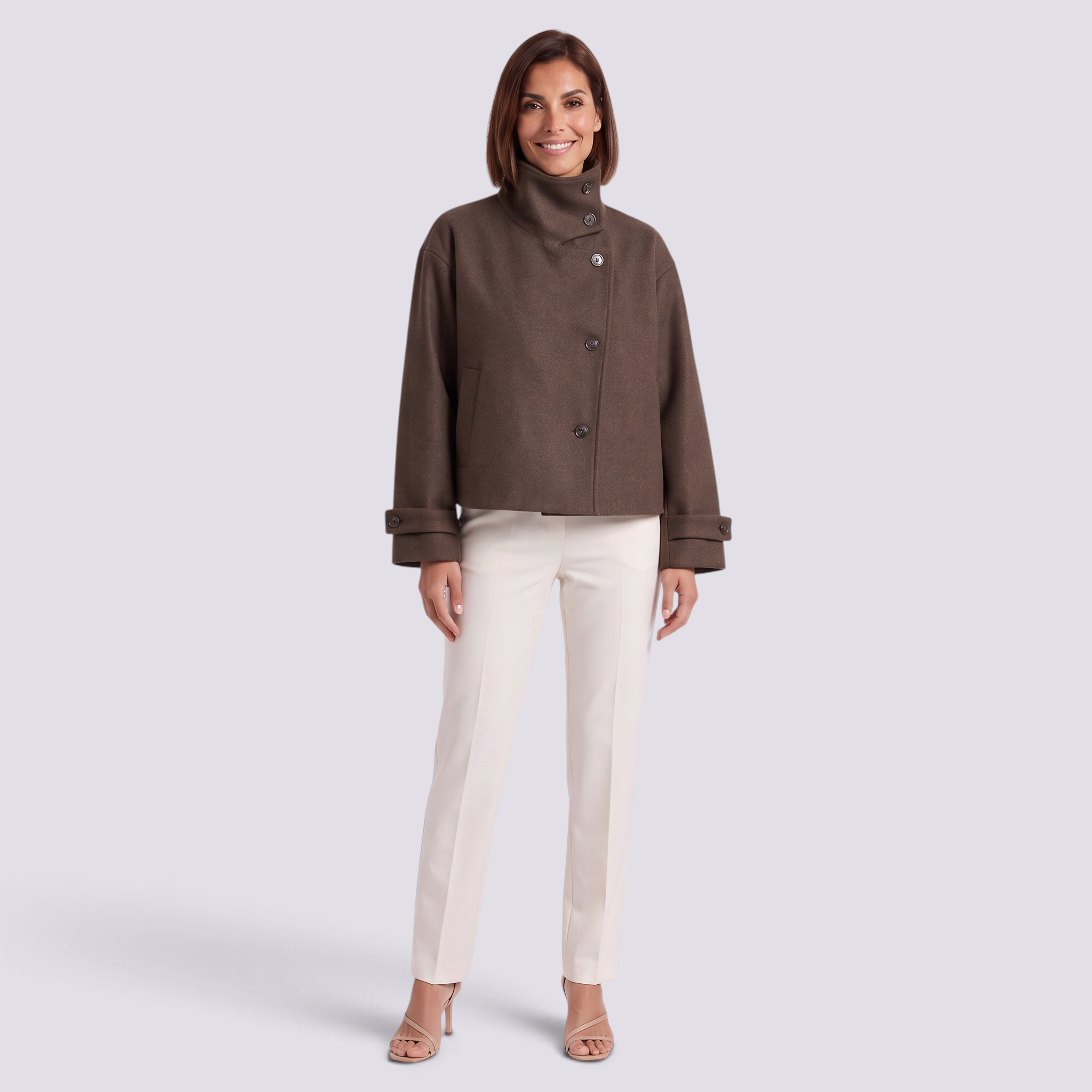 Chaqueta corta de mujer con cuello alto y botones en color marrón, vista frontal