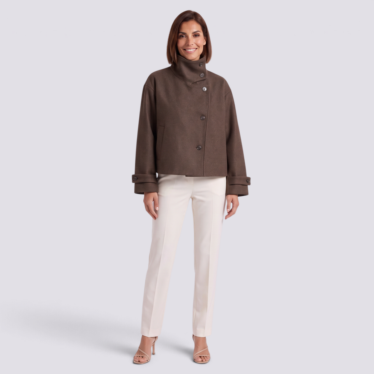 Chaqueta corta de mujer con cuello alto y botones en color marrón, vista frontal