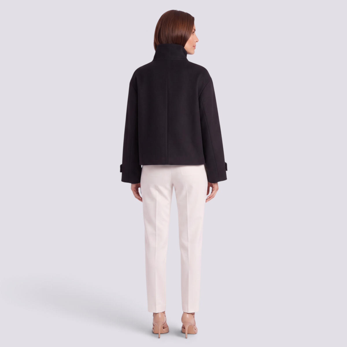 Chaqueta corta de mujer con cuello alto y botones en color negro, vista trasera