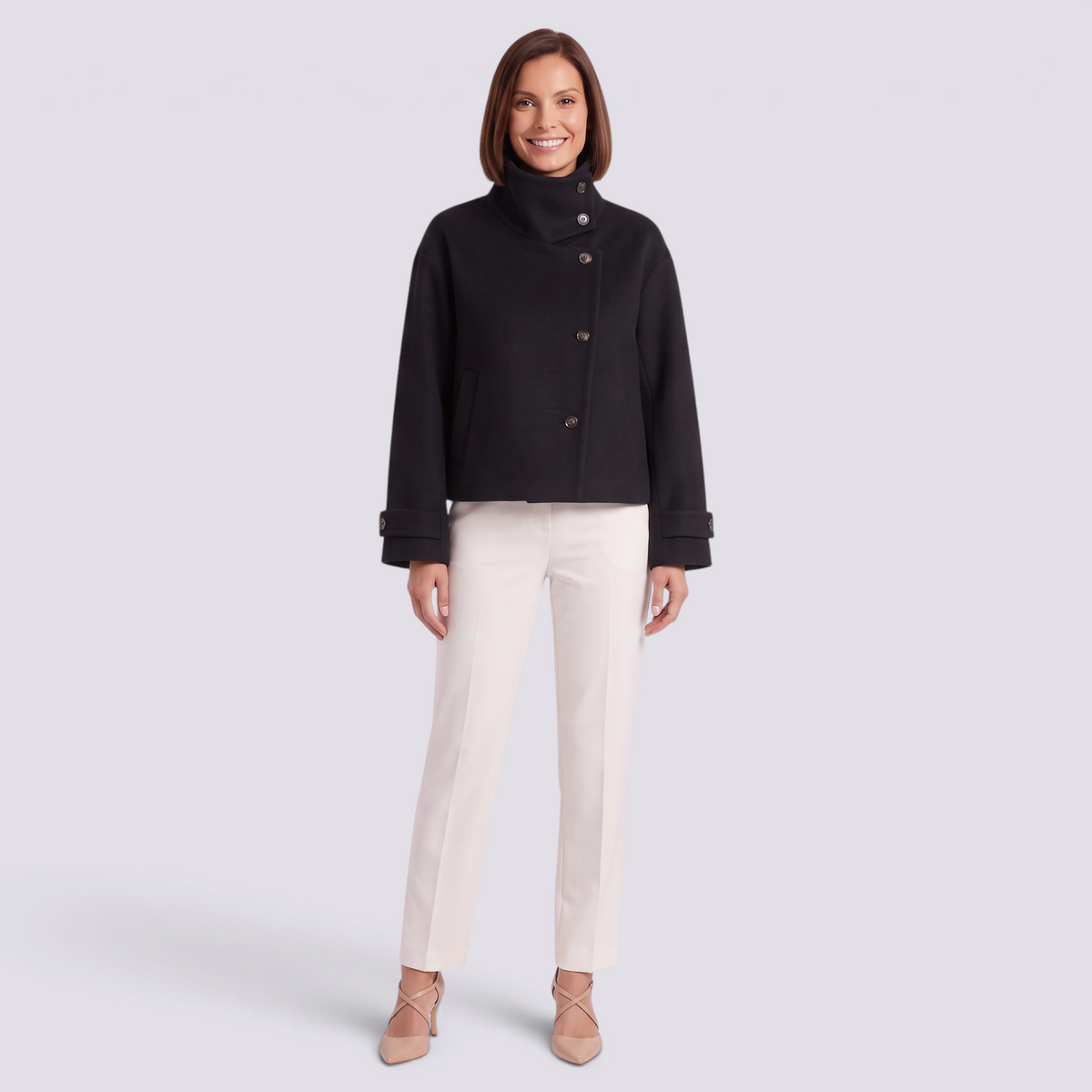 Chaqueta corta de mujer con cuello alto y botones en color negro, vista frontal