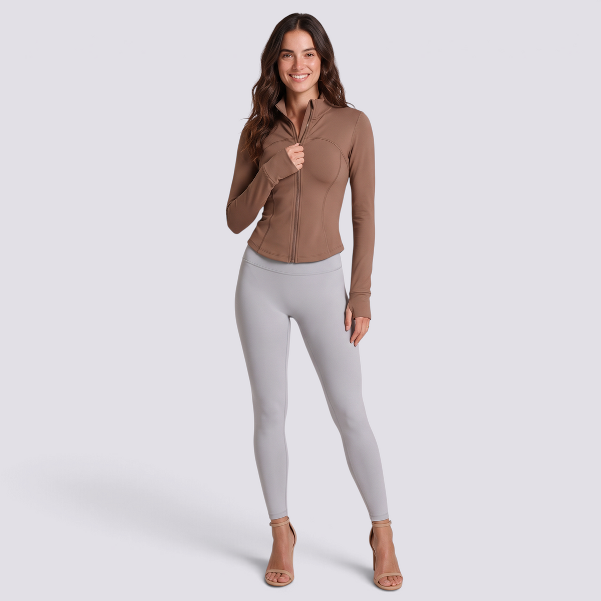 Chaqueta deportiva entallada con cremallera completa en café, vista frontal