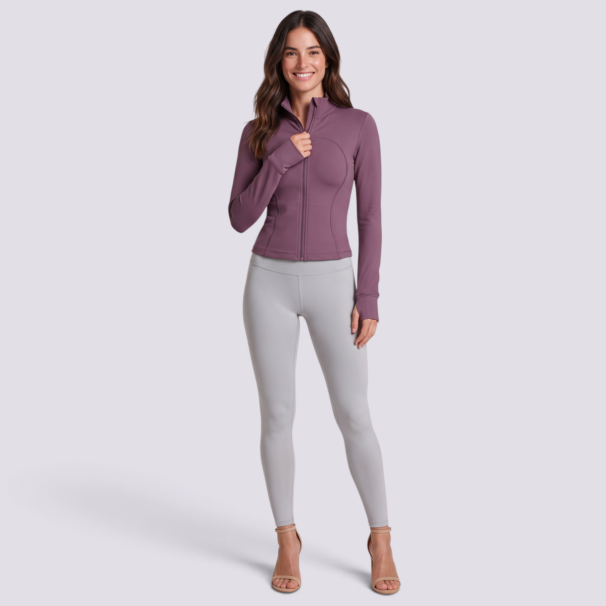 Chaqueta deportiva entallada con cremallera completa en morado oscuro, vista frontal