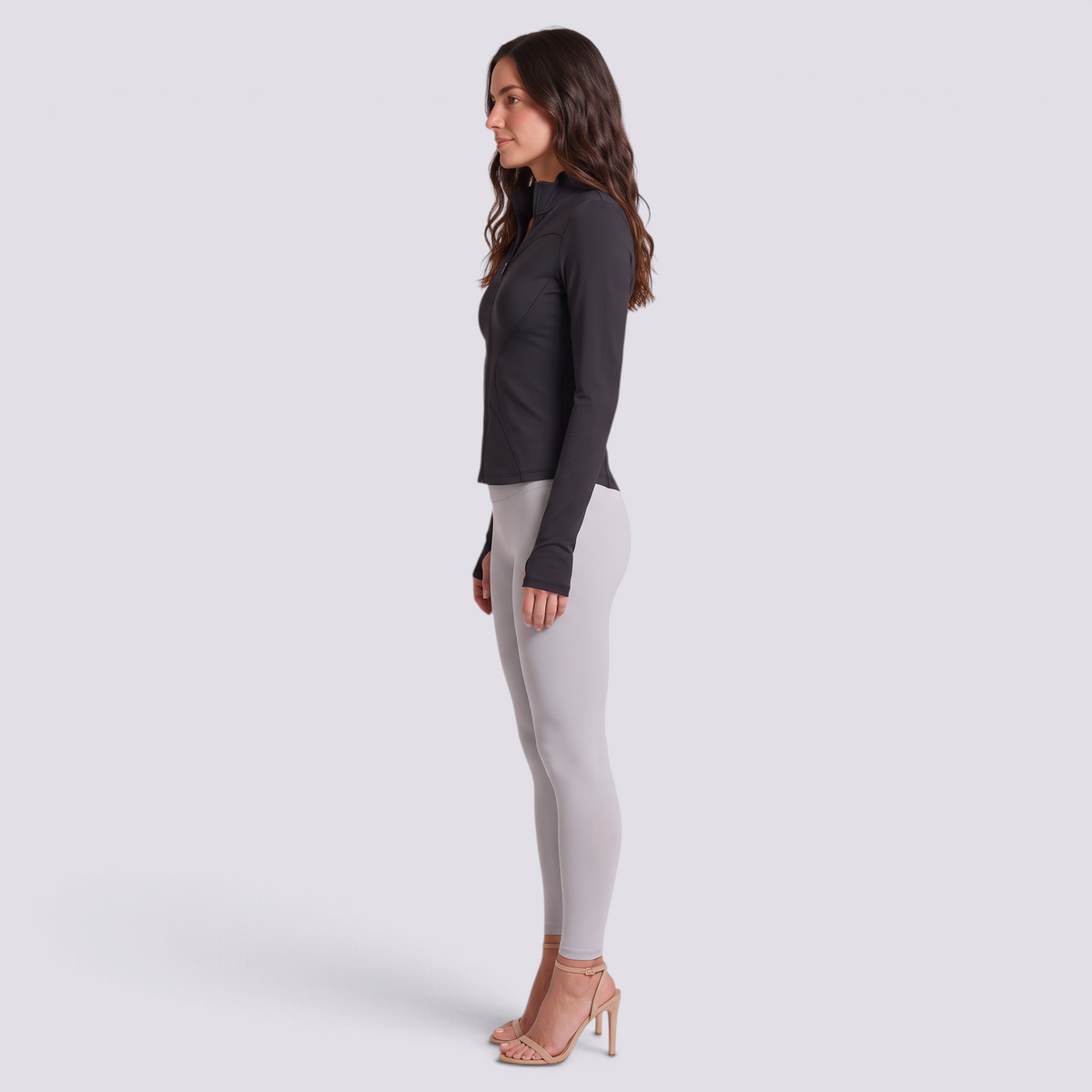 Chaqueta deportiva entallada en negro, vista lateral