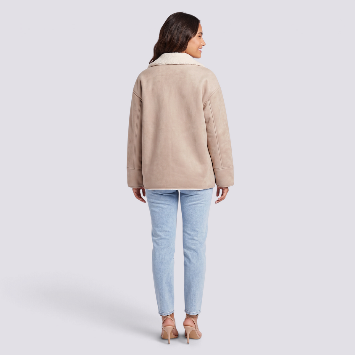 Chaqueta holgada mujer efecto ante crema con cuello de borreguito, vista trasera