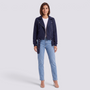 Chaqueta motera mujer corta azul marino con cinturón y cremallera, vista frontal