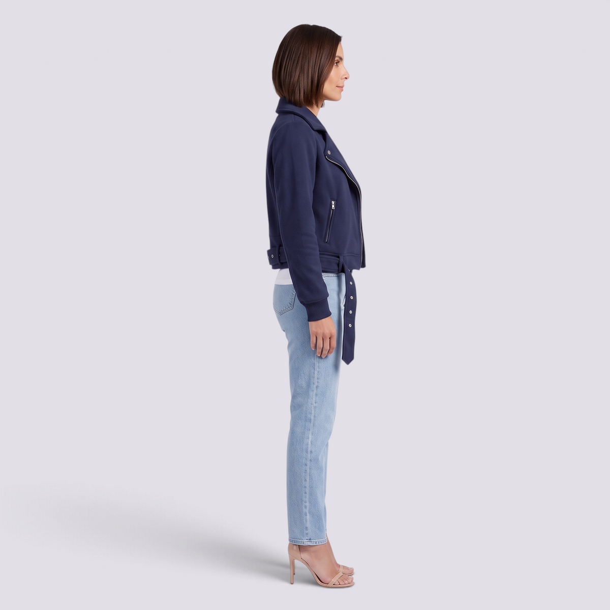 Chaqueta motera mujer corta azul marino con cinturón y cremallera, vista lateral
