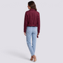 Chaqueta motera de mujer efecto ante con cinturón y solapas color burdeos, vista trasera