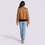 Chaqueta motera de mujer efecto ante con cinturón y solapas color camel, vista trasera