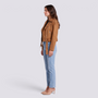 Chaqueta motera de mujer efecto ante con cinturón y solapas color camel, vista lateral