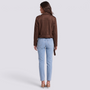 Chaqueta motera de mujer efecto ante con cinturón y solapas color marrón, vista trasera