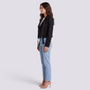 Chaqueta motera de mujer efecto ante con cinturón y solapas color negro, vista lateral