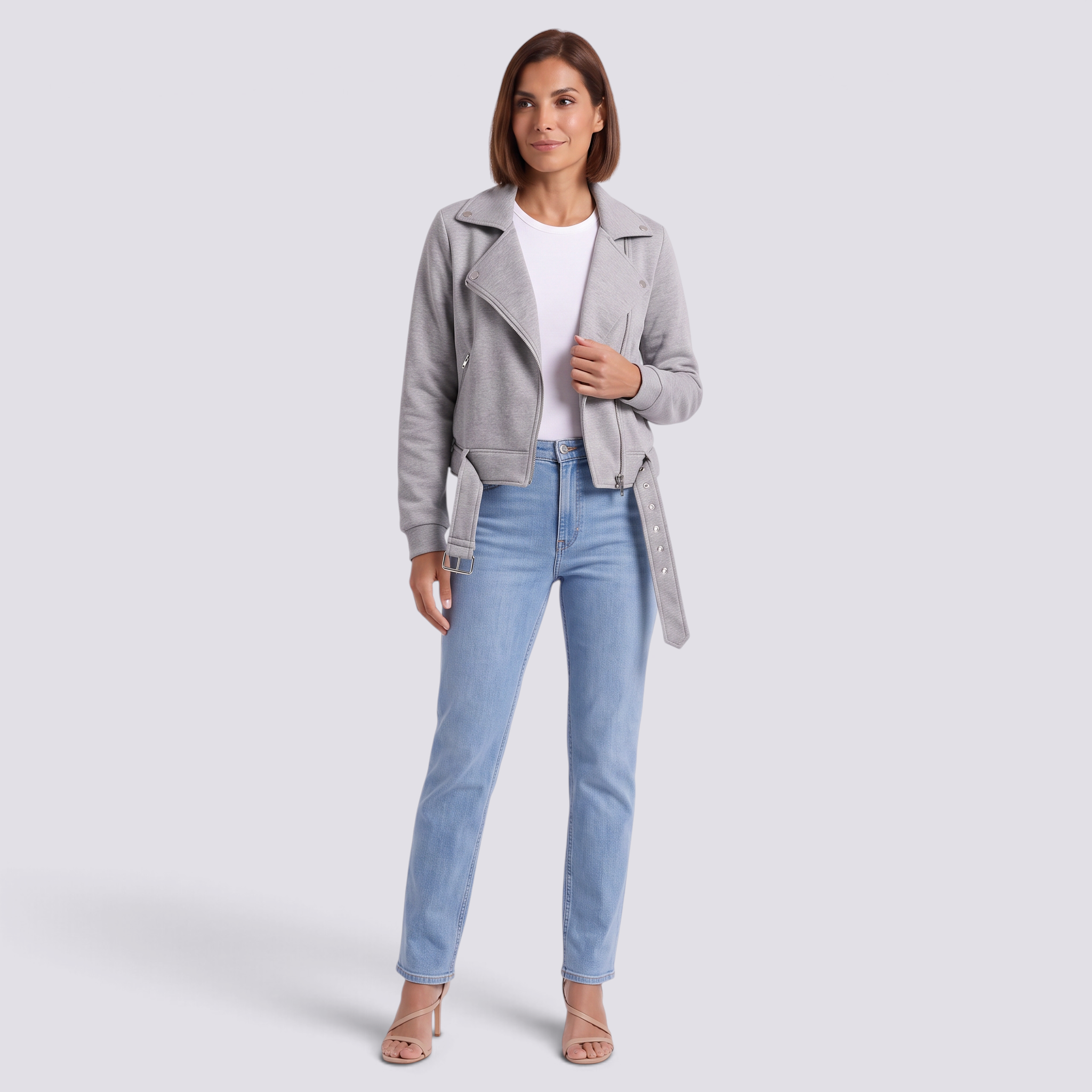 Chaqueta motera mujer corta gris claro con cinturón y cremallera, vista frontal