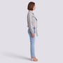 Chaqueta motera mujer corta gris claro con cinturón y cremallera, vista lateral