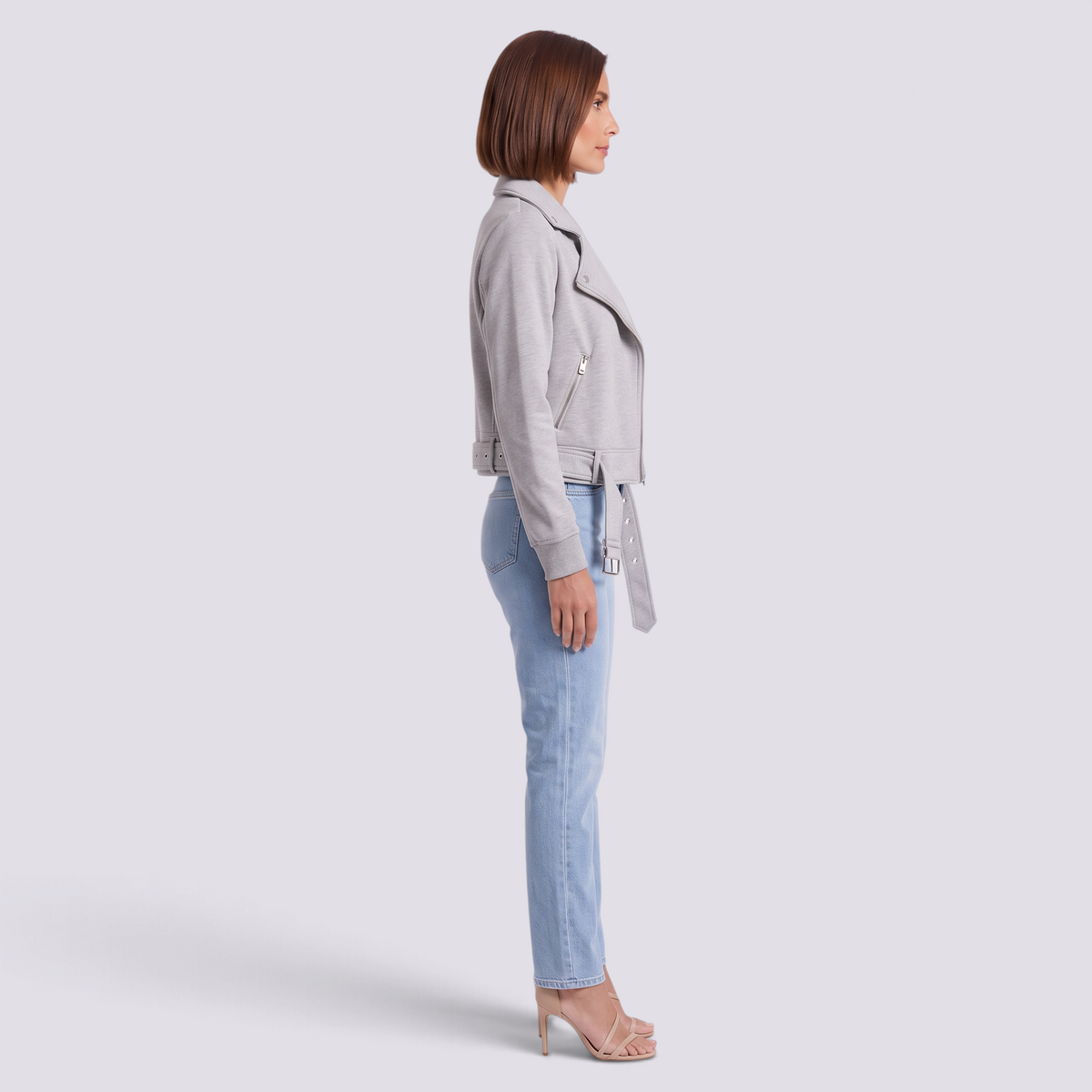 Chaqueta motera mujer corta gris claro con cinturón y cremallera, vista lateral