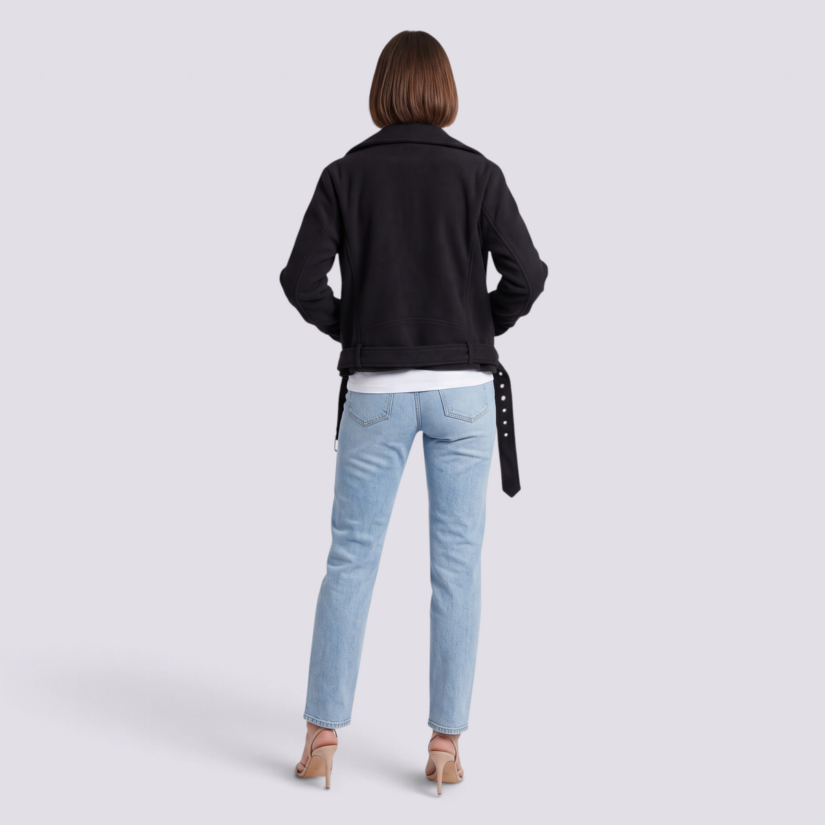 Chaqueta motera mujer corta negra con cinturón y cremallera, vista trasera