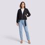 Chaqueta motera mujer corta negra con cinturón y cremallera, vista frontal