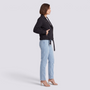 Chaqueta motera mujer corta negra con cinturón y cremallera, vista lateral