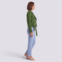 Chaqueta motera mujer corta verde con cinturón y cremallera, vista lateral