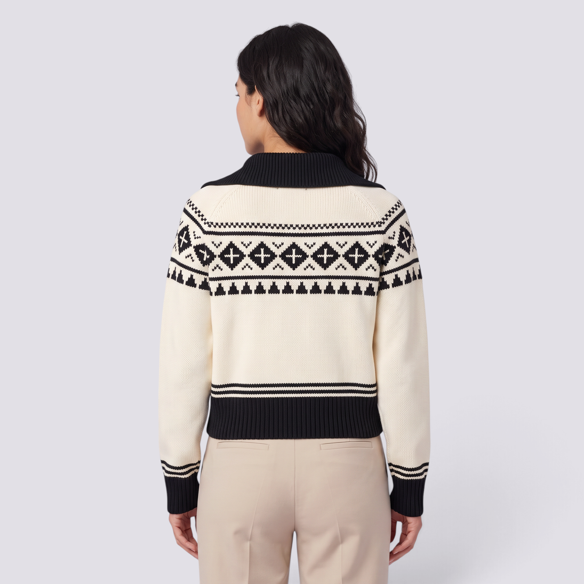 Mujer con chaqueta de punto con cremallera y greca jacquard en crema y negro, vista trasera