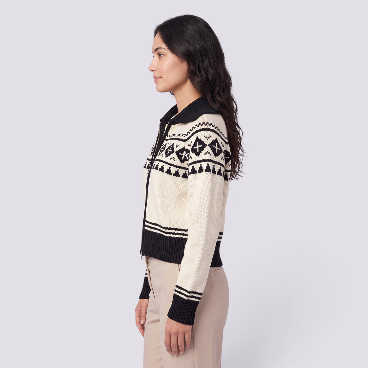 Mujer con chaqueta de punto con cremallera y greca jacquard en crema y negro, vista lateral