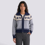 Mujer con chaqueta de punto con cremallera y greca jacquard en gris y azul marino, vista frontal