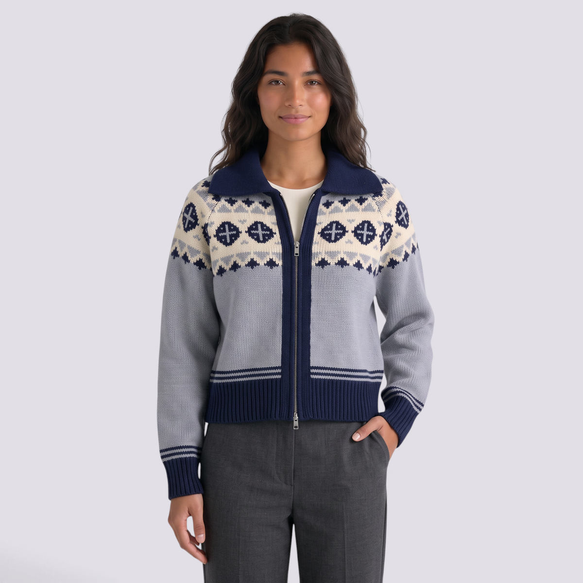 Mujer con chaqueta de punto con cremallera y greca jacquard en gris y azul marino, vista frontal
