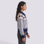 Mujer con chaqueta de punto con cremallera y greca jacquard en gris y azul marino, vista lateral