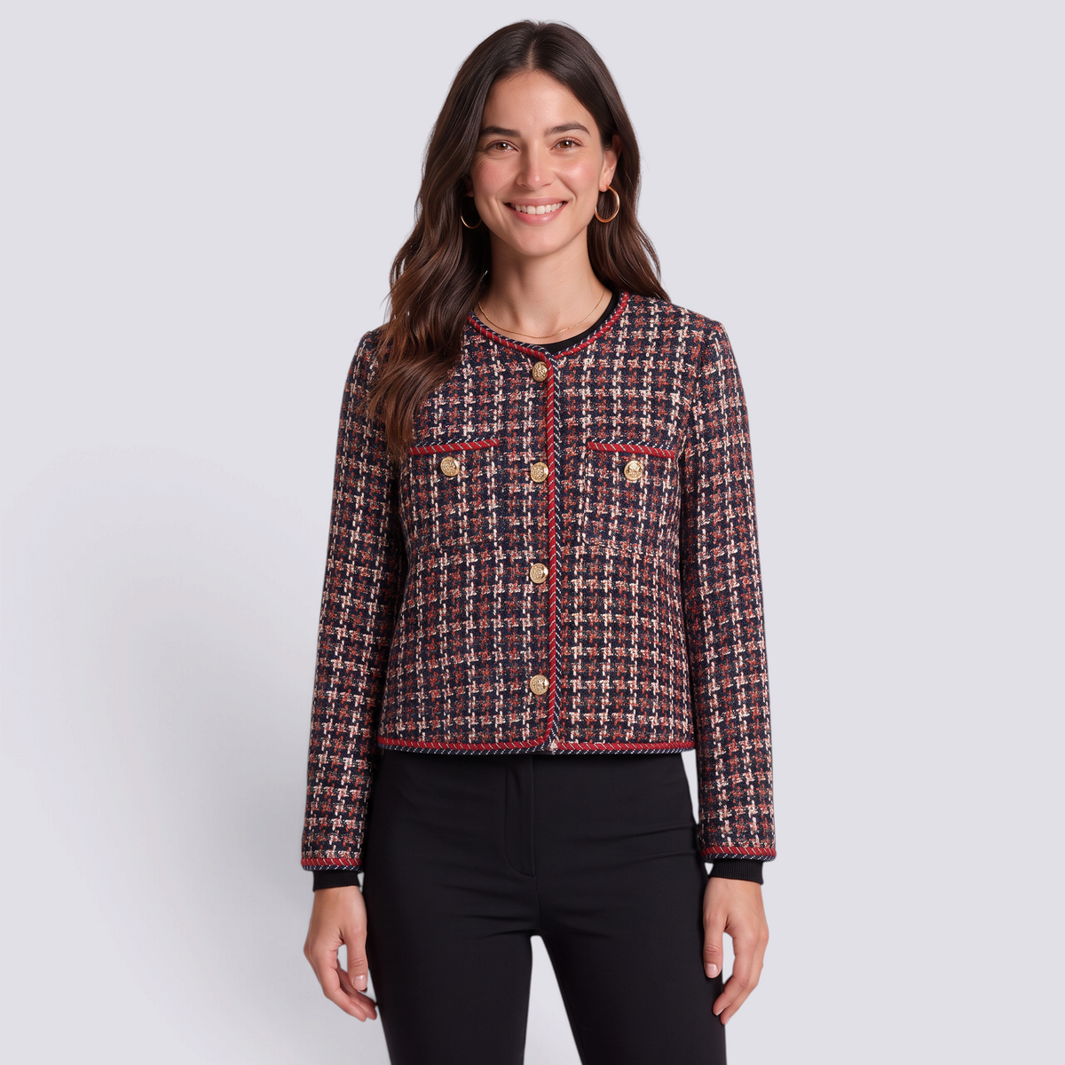 Chaqueta corta de mujer con botones dorados y ribete trenzado, vista frontal