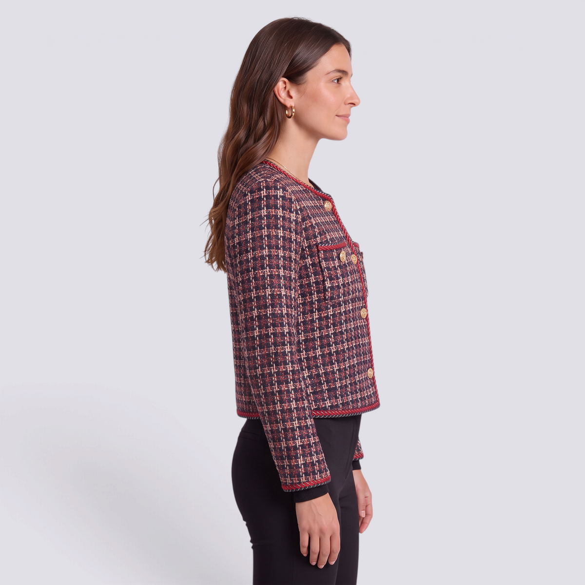 Chaqueta corta de mujer con bolsillos de parche y manga larga, vista lateral